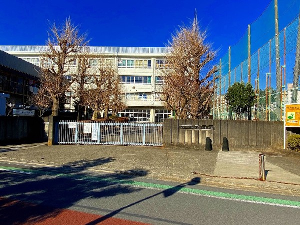 狛江第四中学校(成長の過程でより濃い時間を過ごす3年間。お子様にとって、とても大切な思い出となるはずです。)