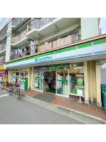 ファミリーマート小田本通り店(新作スイーツやキャラクターコラボ商品等新しい商品が続々登場。今日はどんな商品と出会えるか楽しみが増えそう。)