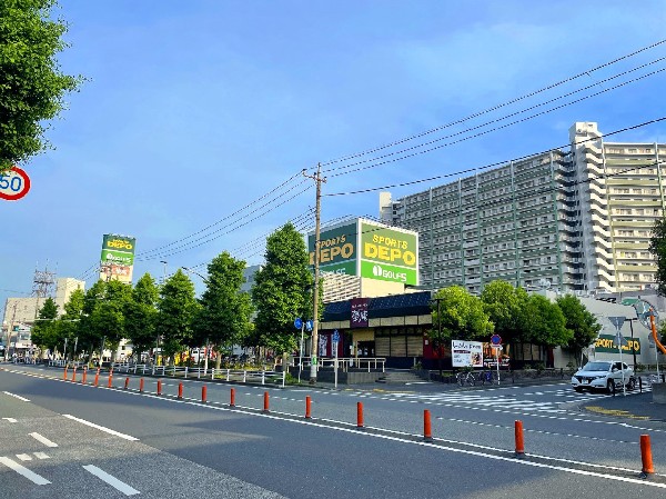 スポーツデポ川崎店(その広大な空間には数十万点ものスポーツ用品が並んでいる。エスパ川崎店の程近くにある。)