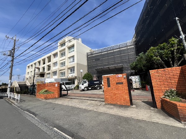 向丘中学校　(教育目標学び合い　高め合い　ともに活きる　努力　責任　思いやる心)