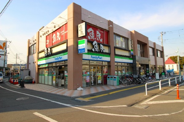ファミリーマート稲城長沼店(スーパーでの買い逃しなどだけでなく、人気のスナック商品など用途は様々)