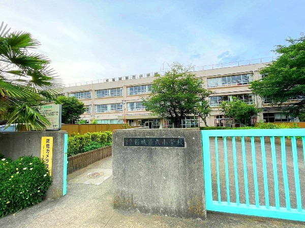 稲城市立稲城第六小学校(学校教育目標「よく聞きよく考えて伝え合う子　仲良く助け合う子　すすんで体を動かす子」)