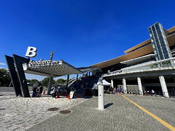 Uvanceとどろきスタジアム by Fujitsu(Jリーグの川崎フロンターレのホームスタジアムです。武蔵中原駅や武蔵小杉駅などからバスや徒歩でアクセスできます。)