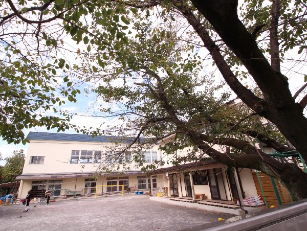 コマクサ幼稚園(園庭が広く子供たちがのびのびと遊ぶ事が出来る環境が整っています！周辺には商業施設が少なく、緑地が点在しており環境に恵まれています！)