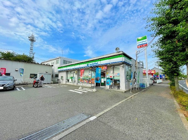 ファミリマート稲城いちょう並木通店(ファミチキをはじめスナックメニューも大人気です。)