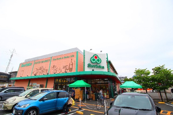 三徳成瀬店(幹線道路沿いにあり、立ち寄りやすい駐車場完備のスーパーです。休日の買い出しや、お出かけ前やお帰りの立ち寄りにも便利です。)