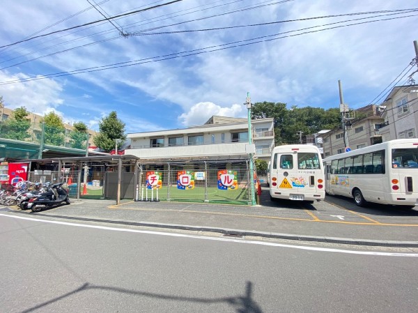 チロル幼稚園(緑の青松に囲まれた望ましい教育的環境の中に保育室、園庭、遊具、保健的見地から検討した衛生施設、幼児が十分活動し、すくすく成長できる。)