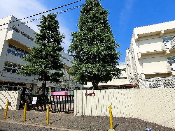 狛江市立狛江第六小学校　(昭和46年4月創立で、2022年開校50年目を迎えました。近くには多摩川の流れもあり、ゆったりとした空間に恵まれた美しい地域です。)
