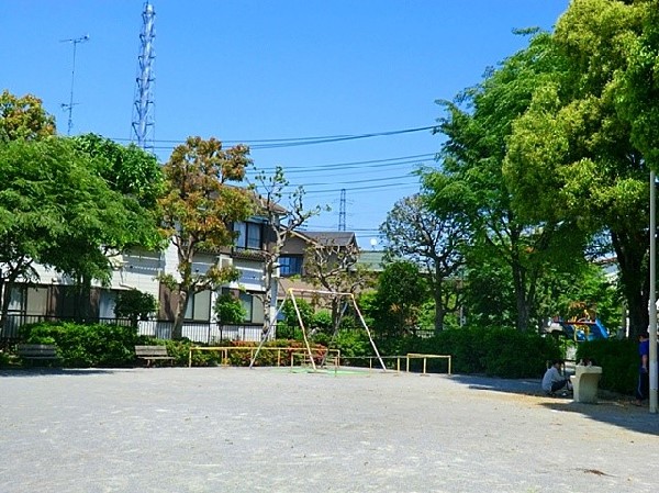 小倉中公園(近隣には、公園もあり、青空の下で駆け回ったり、遊具で遊んだり、思い思いの遊びができます。子供たちの元気で楽しそうな声が響き渡ります。)