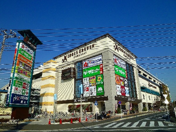 クロスガーデン川崎(スーパー、薬局、病院、電化製品の購入やラーメン、モスバーガー等のお食事処もあります。)