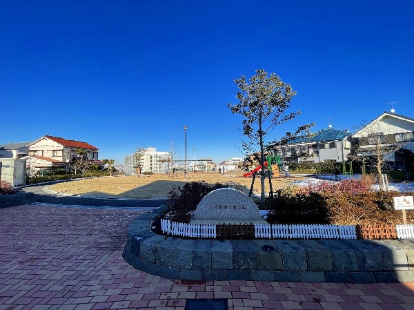 六角橋4丁目公園(住宅街らしく近隣には公園が複数ありますので、お子様にも嬉しい住環境です。きっと、お気に入りの公園がみつかるはずです。)