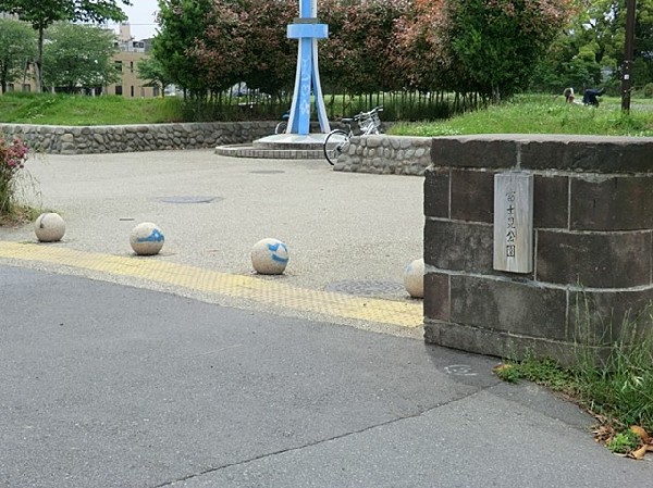 富士見公園　(5月のメーデー、11月の「川崎市民まつり」等の会場として利用され、毎年多くの人で賑わっています。)