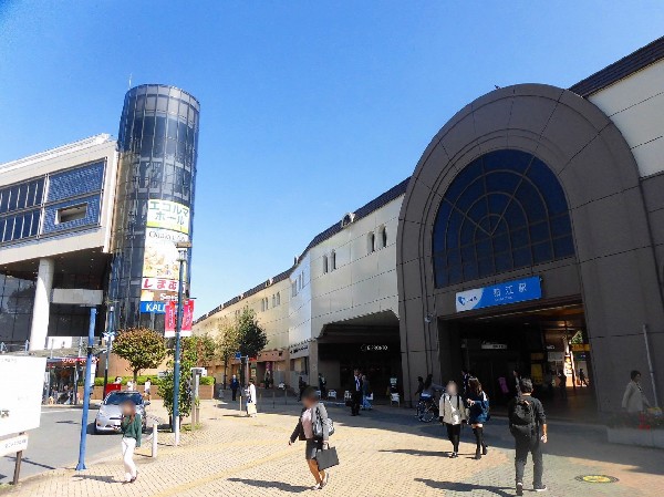 狛江駅(ダイヤ改正により準急も停車するようになり便利に。駅周辺は高架化されており、狛江市の中心です。)