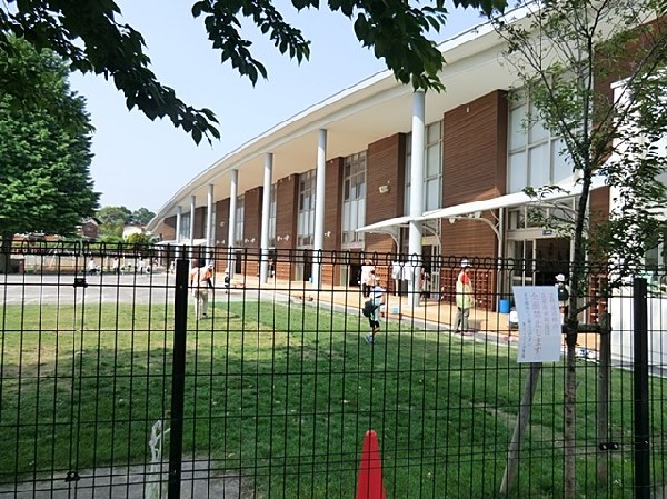 (400　狛江こだま幼稚園　園舎・園庭から子供たちの元気な声が聞こえてきます。できることが増えていく、お子様の成長が楽しみです。)