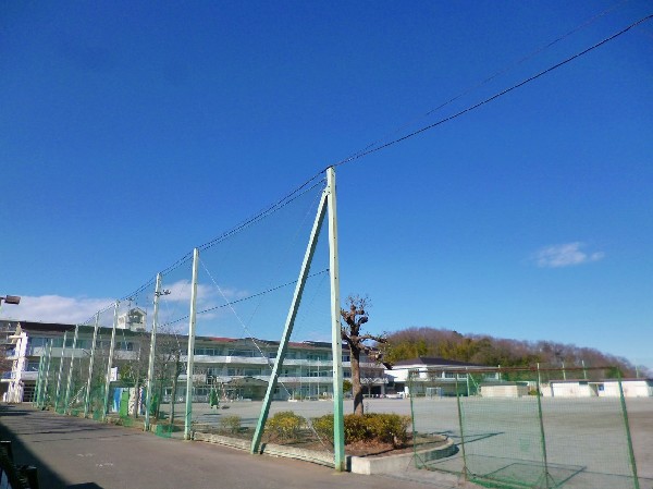 西菅小学校(桜、新緑、紅葉、落ち葉、星が丘の自然とともに子どもたちは、「かしこく 心豊かで たくましく 自分で考えて行動する子　共に生きる子」に育っています。)