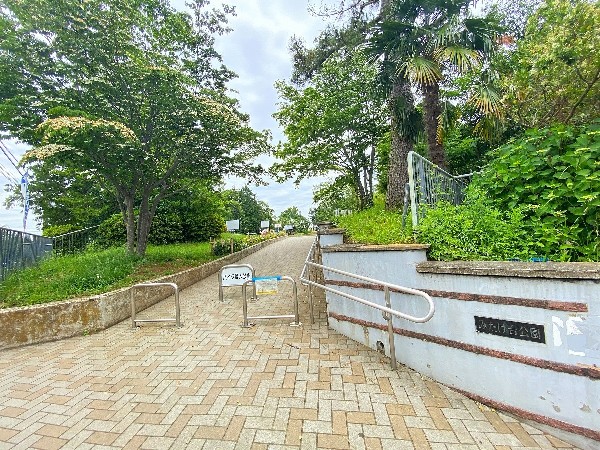 みたけ台公園(段差のある地形をそのまま活かして整備された公園で、高台になっている公園の端からは鶴見川の流れる風景を眺めることが出来ます。)