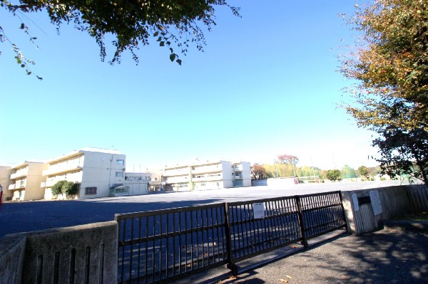 みたけ台中学校　(学校教育目標は、めざします、いきいきと楽しく、笑顔あふれる学舎（まなびや）を！)