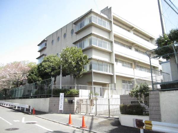 小机小学校　(学校教育目標は、「心豊かに学び合い、ともに伸びる子」。)