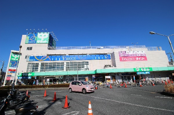 サミット南加瀬（パシオス）(首都圏でスーパーマーケットを展開するサミット。2階には衣料品のパシオス、ダイソーがあります。 )