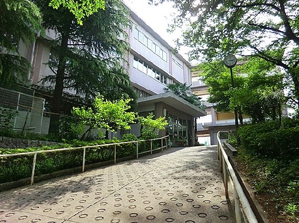 西生田中学校(800高石3　　創立昭和45年の歴史ある学校。生徒に目の届きやすい環境で、考える力を信念に教育しています！)