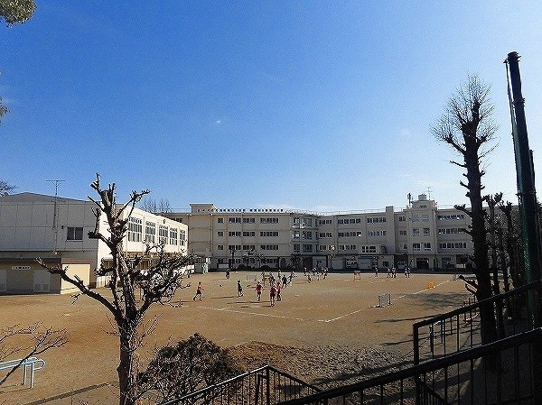 生田小学校　(お子様が一日の中でも長い時間を過ごす小学校。のびのびと過ごし、広い校庭で元気に駆け回ったり、どんどん成長していくお子様の姿が目に浮かびます。)