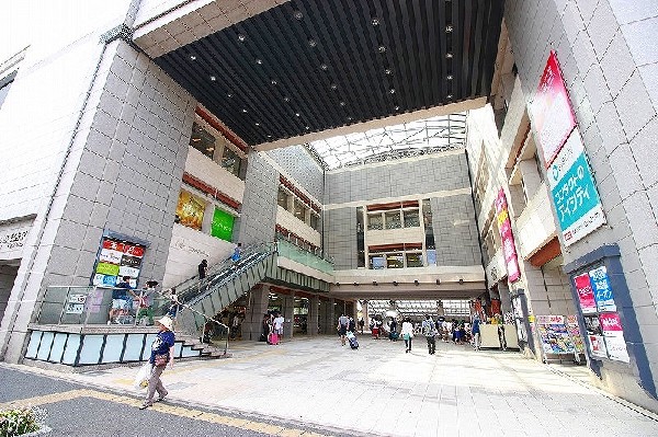 日吉東急アベニュー(東急東横線日吉駅の真上という立地をいかし、デイリーライフを充実させた地域密着専門店ビル。)