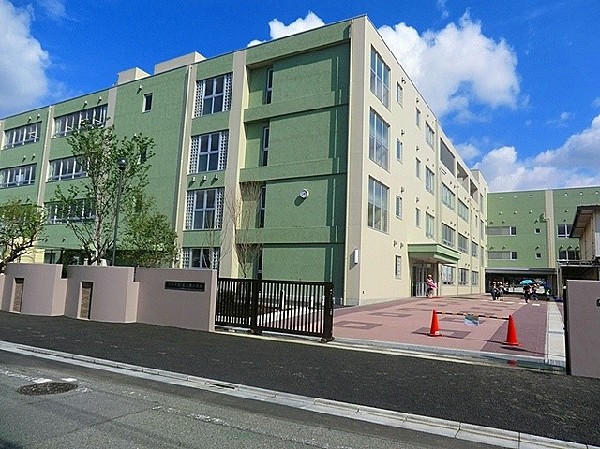 東高津小学校　(昭和25年4月に開校しました。学校教育目標は「考えよう　やってみよう　みんなの本気が　明日への一歩」)