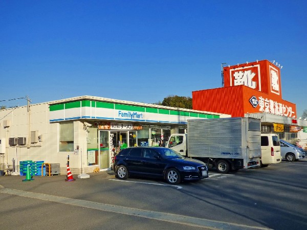 ファミリーマート 水沢三丁目店(ファミチキをはじめスナックメニューも大人気です。買物だけではなく、日常生活に関係する最重要施設となりつつある。)