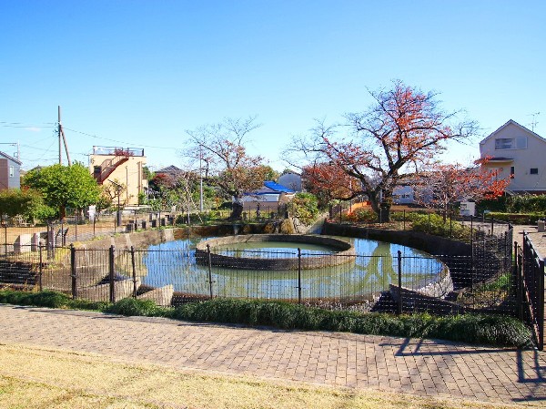 久地円筒分水(歴史的な重要性や、全国に広がる初期の円筒分水の事例であることから、平成10（1998）年に国の登録有形文化財に登録されています。)