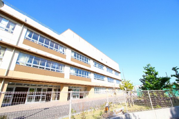東菅小学校(文部科学省が学習指導要綱を2020年に改定した、その公立モデル校です。総合的な学習という思考力や判断力を養うための授業を児童主体で行っています。)