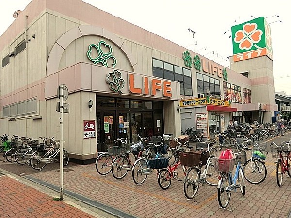 ライフコーポレーション川崎桜本店(首都圏にも多くの店舗を持つ、大阪発祥の総合スーパーマーケット。)