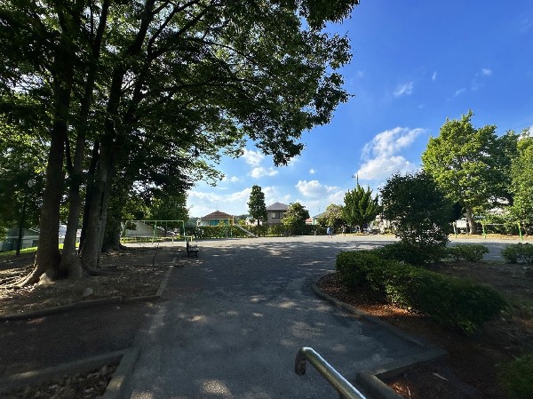 すみよし台第一公園(ブランコやすべり台、鉄棒がある公園で、多くの子供たちでにぎわっています。)