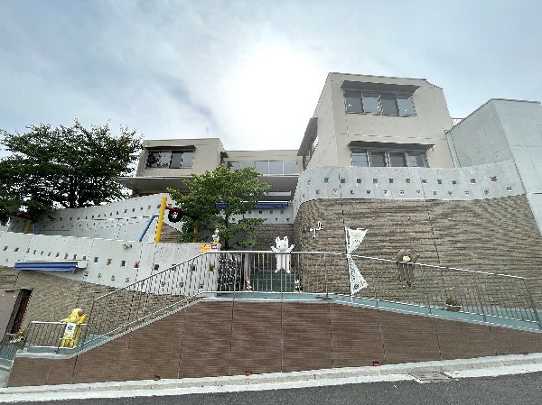 大場白ゆり幼稚園　(大場白ゆり幼稚園では異学年交流のオープンクラスの導入や専門講師など保育に取り入れています。)