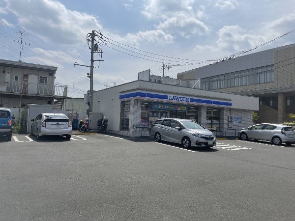 ローソン 横浜都筑池辺町店(「マチのほっとステーション」をスローガンに掲げる通り、忙しい日々に「ほっ」とするひとときをもたらします。)