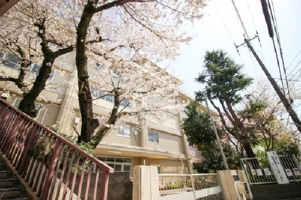 玉川小学校　(学校目標は根(こん)たくましく智(ち)かしこく和(わ)たのしくの知・徳・体の３拍子そろった子どもを目指す。)