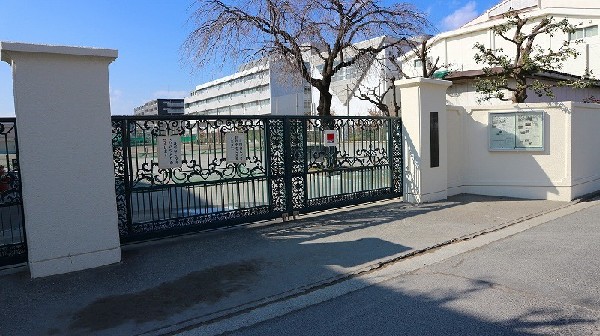 玉川中学校(成長の過程でより濃い時間を過ごす3年間。お子様にとって、とても大切な思い出となるはずです。)