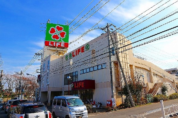 ライフ東有馬店(営業時間9時～22時　4つのクローバーに誓ったお客様へのお約束「安全・安心」「信頼の価値」「おいしさ」「お客様の笑顔」)