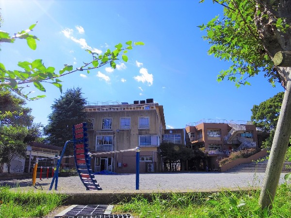 向丘小学校(350向丘小学校 2015 明治5年開校、140周年を迎えた歴史ある小学校です。グラウンドは坂の上にあります。)
