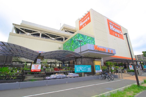 島忠ホームズ港北高田店　(2014年12月にオープンした店舗、家庭用品から家具、家電製品、ペット関連などを取り扱っており、約300台の大型駐車場完備！)