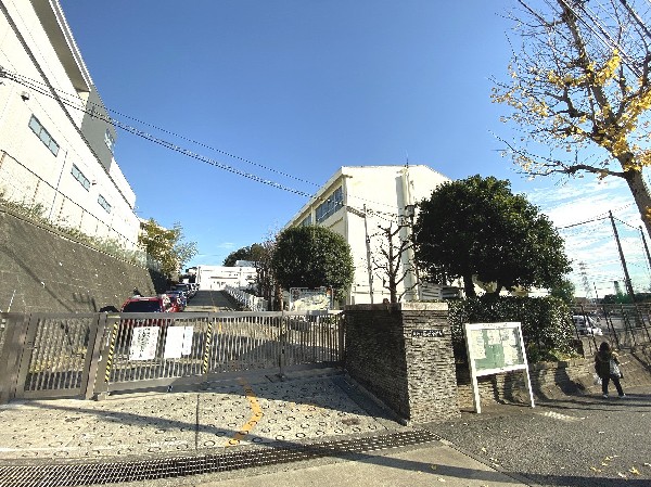 藤が丘小学校(お子様が一日の中でも長い時間を過ごす小学校。のびのびと過ごし、広い校庭で元気に駆け回ったり、どんどん成長していくお子様の姿が目に浮かびます。)