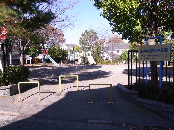 王禅寺源内谷公園(住宅街に位置し、複合遊具やすべり台、砂場がある公園です。)