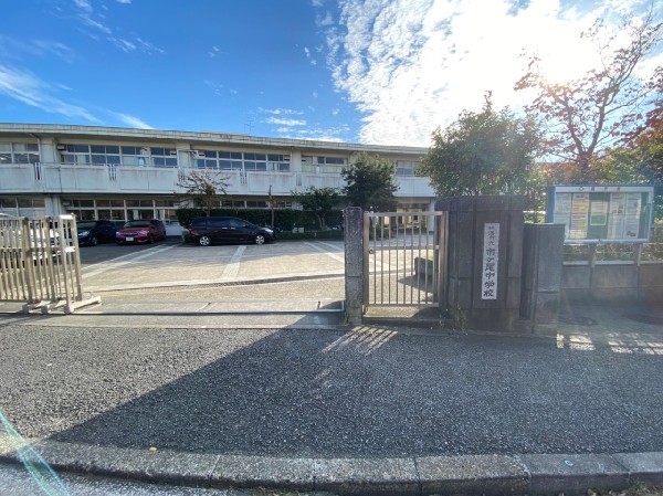 市ヶ尾中学校(1986年に開校、教育目標「解決・学び合い」「個性・共生」。)