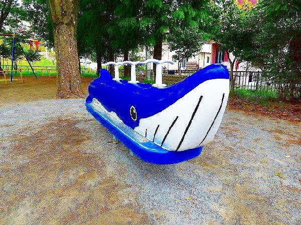 南生田公園(クジラ遊具　午前は小さな子どもやお母さんたち、午後は小学生たちでにぎやかな公園です。遊具広場、野球場、テニスコートもあります。)