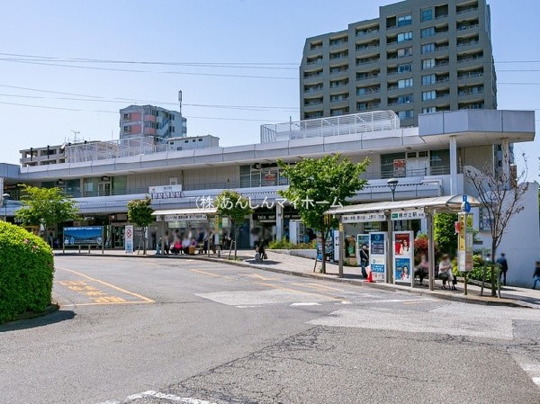 東急田園都市線「鷺沼」駅(準急、急行列車も停車します。駅前は人や車の行き来が多いですが、離れると一変、のどかな雰囲気の住宅街が広がっています。)
