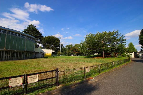 こどもセンターつるっこ(0才から18才までの子どものための施設（しせつ）です。ふらっときてボールで遊んだり、芝生広場ではしったり、友だちとおしゃべりしたり)