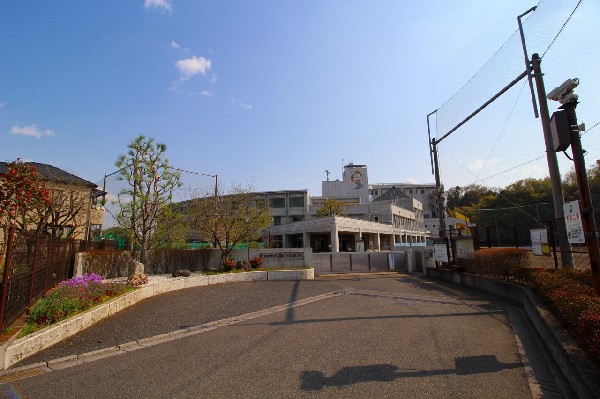 鶴川中学校(教育目標「自主・自律」「敬愛」「協働」と定めて社会に貢献する生徒の育成を目指しています。)