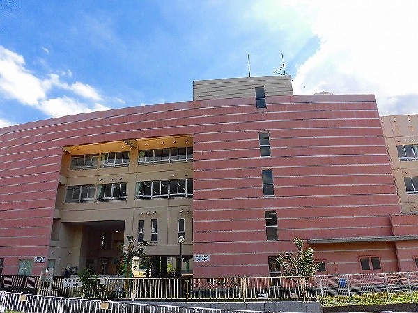 東生田小学校(創立昭和41年。教育目標「・明るい子・伸びる子・たくましい子・やさしい子」　)