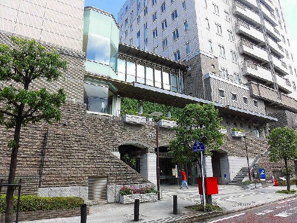 多摩区役所（市民館図書館）(キレイで大きな区役所です。図書館も併設されていて多くの区民が訪れます。)