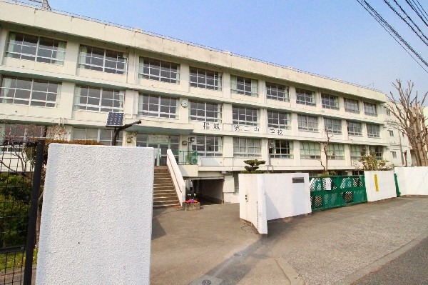 稲城市立稲城第二中学校(緑豊かな環境で、豊かな未来を育む。本校の教育目標は、「進んで学ぶ人、心の豊かな人、たくましく生きる人、助け合って働く人」。)