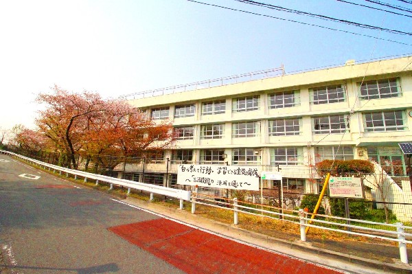 稲城市立稲城第二中学校　(緑豊かな環境で、豊かな未来を育む。本校の教育目標は、「進んで学ぶ人、心の豊かな人、たくましく生きる人、助け合って働く人」。)